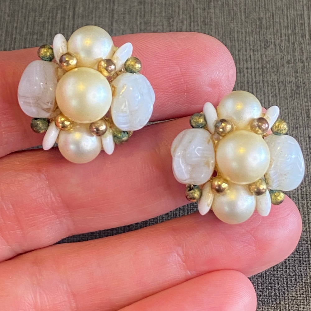 Crown Trifari Vintage Faux Pearl‎ Glass Cluster Clip On Earrings Gold Tone